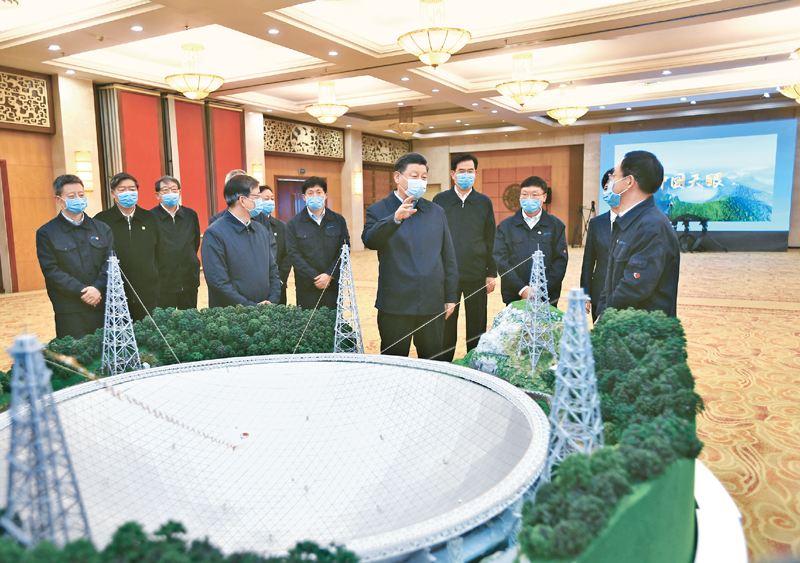 2021年2月3日至5日,中共中央总书记、国家主席、中央军委主席习近平来到贵州考察调研,看望慰问各族干部群众,向全国各族人民致以美好的新春祝福。这是5日上午,习近平亲切会见“中国天眼”项目负责人和科研骨干,听取“中国天眼”建设历程、技术创新、国际合作等情况介绍。 新华社记者 谢环驰/摄